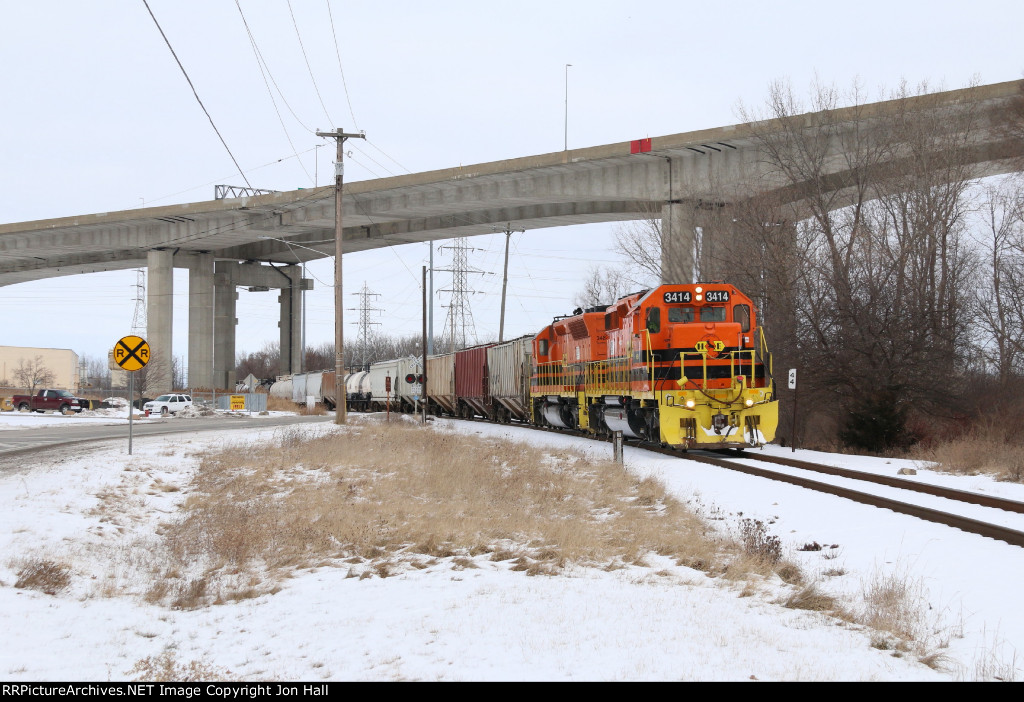 HESR's 702 train comes south after passing under the Zilwaukee Bridge